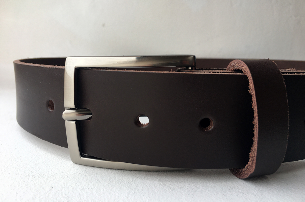 CPF15B - Ceinture cuir marron modèle "classique" avec boucle de ceinture finition canon de fusil satiné