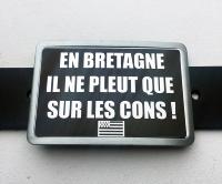 Boucle de ceinture Message/ Humour "En Bretagne, il ne pleut que sur les..."